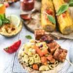 Nudelsalat und Saté-Spieße