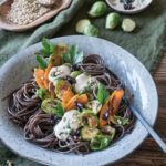 Buchweizenspaghetti mit Rosenkohl und Tahin-Creme