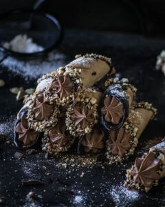 Zimt-Cannoli mit Schokoladenmousse