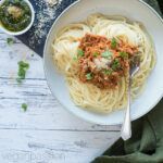 Süßlupinen-Bolognese mit Nuss-Parmesan