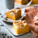 Kürbis-Gewürzkuchen vom Blech mit Äpfeln und Streuseln