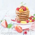 Osterbrunch: Apfel-Vollkorn-Pancakes mit Obst & Ahornsirup (zuckerfrei, vollwert)