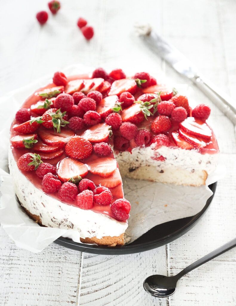 Stracciatella cake with berries