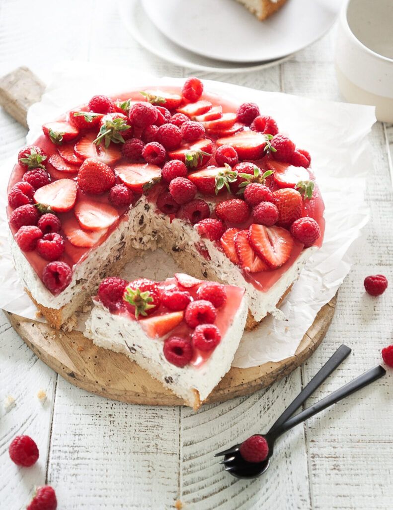 Stracciatella cake with berries