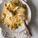 Knoblauch-Butterpasta mit Tempeh-Crumble