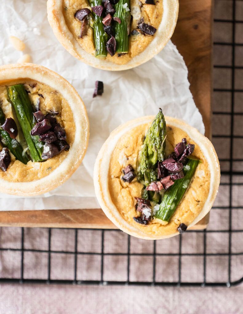 Spargelquiche mit Kalamata-Oliven