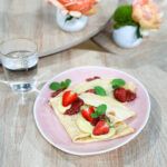 vegane Crepes mit Vanillepudding, Rhabarberkompott und Erdbeeren von Stina Spiegelberg Veganpassion