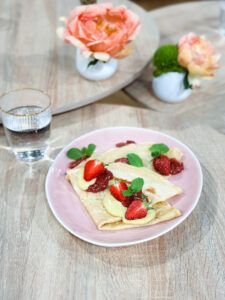 vegane Crepes mit Vanillepudding, Rhabarberkompott und Erdbeeren von Stina Spiegelberg Veganpassion
