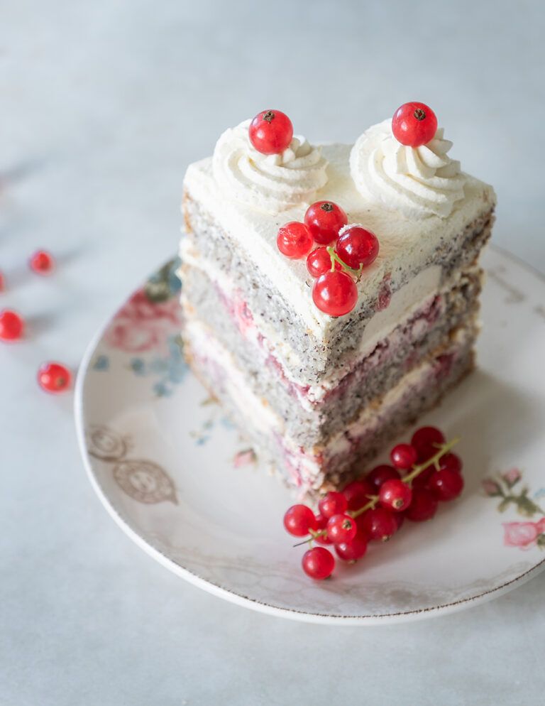 Mohn-Käsekuchen-Torte mit Johannisbeeren - Stina Spiegelberg