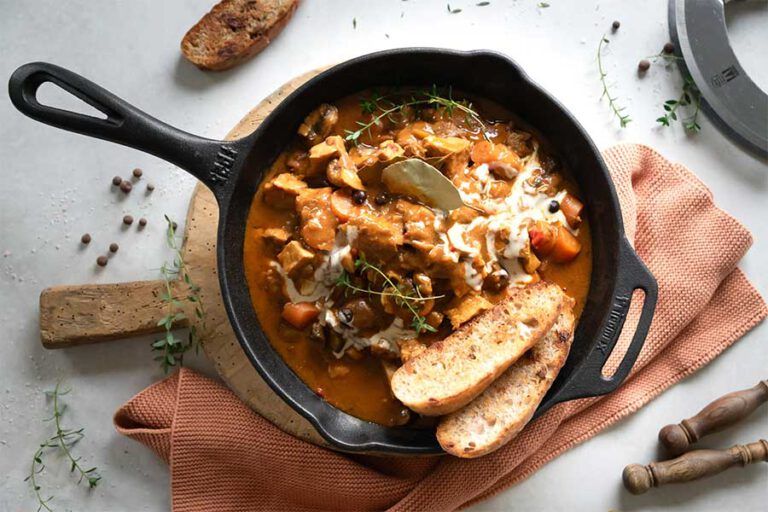 Veganes Rahm-Gulasch - Stina Spiegelberg Veganes Rahm-Gulasch - Stina Spiegelberg